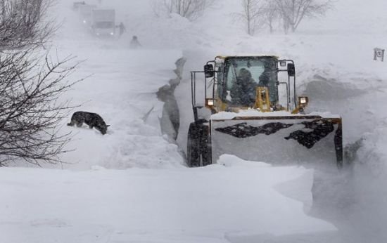 VISCOLUL face ravagii în Alba. Peste 100 de oameni au rămas blocaţi în zăpadă