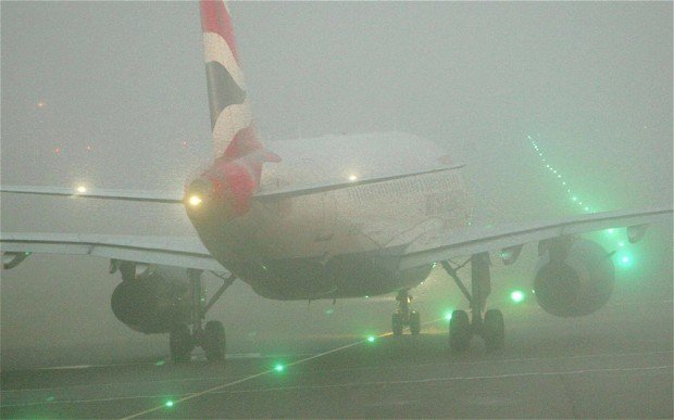 Aproximativ 200 de zboruri au fost ANULATE pe aeroportul londonez Heathrow, din cauza ceţii