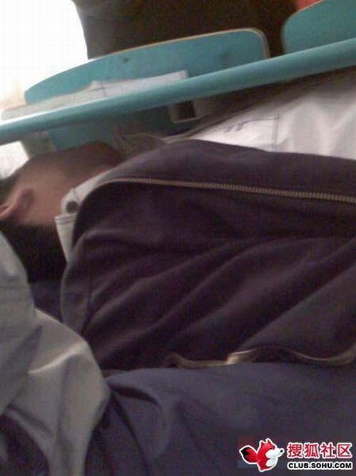 Ce se întâmpla în clasă, în timp ce profesoara preda la catedră. "Eram obosit, aşa că m-am culcat" 238966