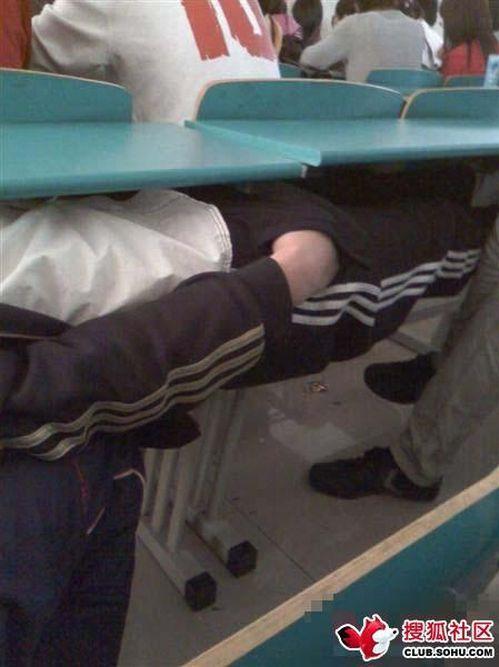 Ce se întâmpla în clasă, în timp ce profesoara preda la catedră. "Eram obosit, aşa că m-am culcat" 238967