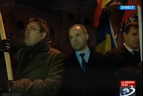 Consilierul prezidenţial Daniel Funeriu şi preşedintele Fundaţiei Mişcarea Populară, la un miting anti-Ponta