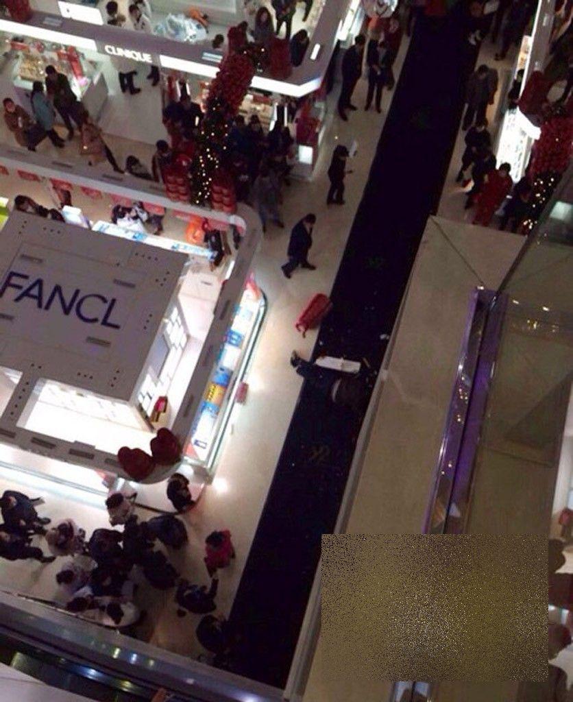 Gest ŞOCANT într-un mall din China. Sătul să mai stea după iubită, la cumpărături, un bărbat s-a aruncat de la etajul magazinului 238958