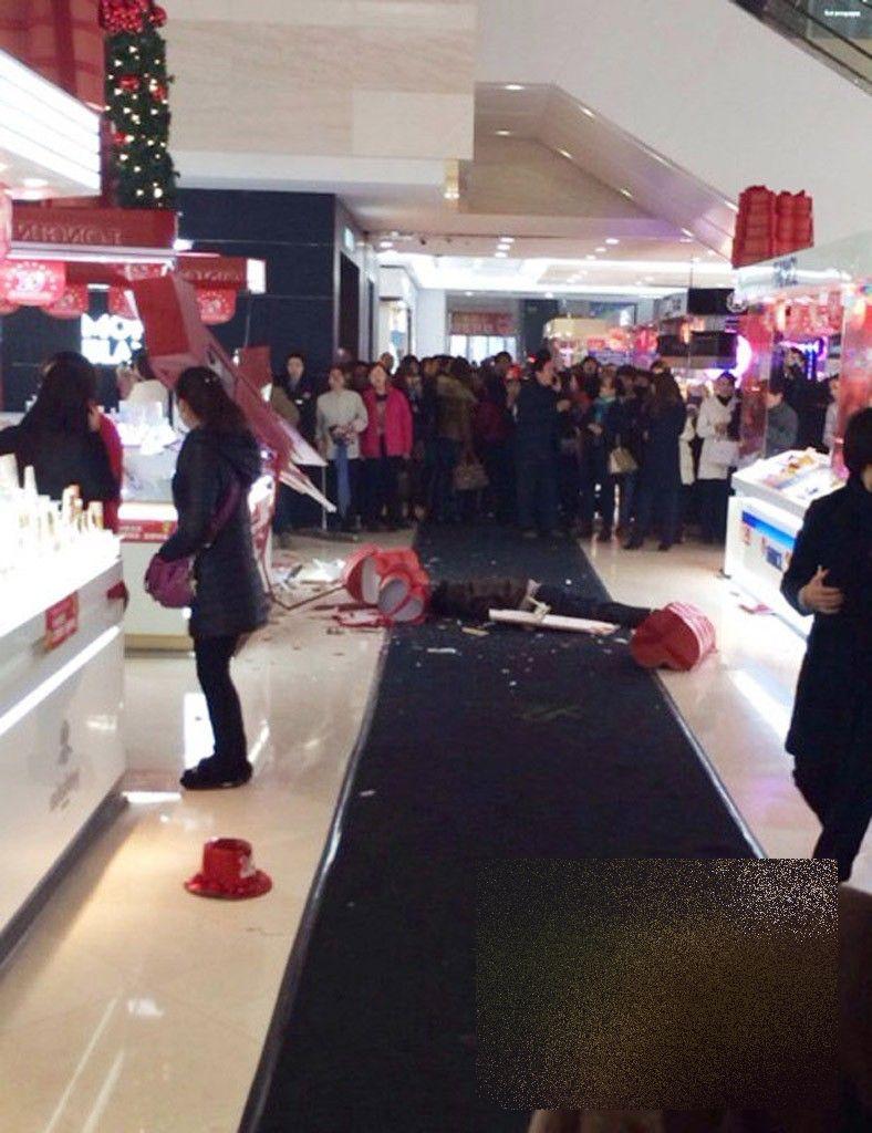 Gest ŞOCANT într-un mall din China. Sătul să mai stea după iubită, la cumpărături, un bărbat s-a aruncat de la etajul magazinului 238959