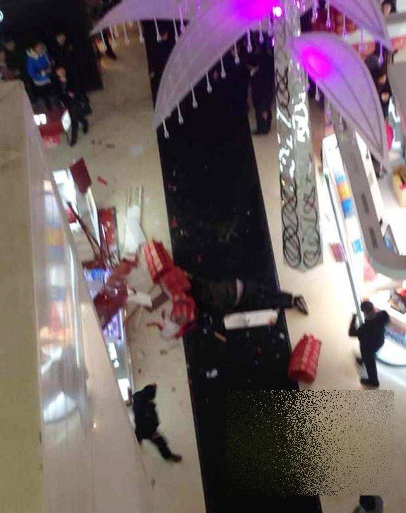 Gest ŞOCANT într-un mall din China. Sătul să mai stea după iubită, la cumpărături, un bărbat s-a aruncat de la etajul magazinului 238960