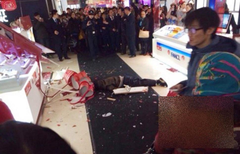 Gest ŞOCANT într-un mall din China. Sătul să mai stea după iubită, la cumpărături, un bărbat s-a aruncat de la etajul magazinului 238961