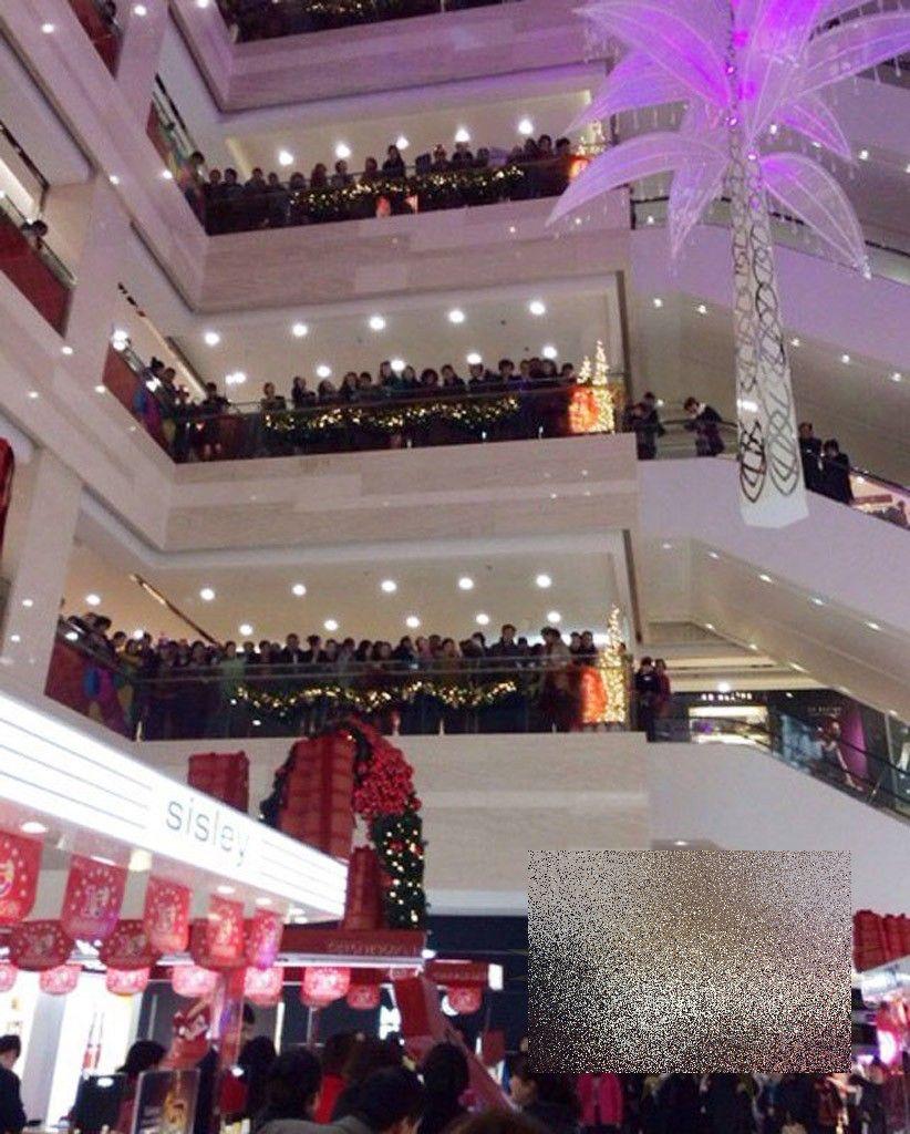 Gest ŞOCANT într-un mall din China. Sătul să mai stea după iubită, la cumpărături, un bărbat s-a aruncat de la etajul magazinului 238962