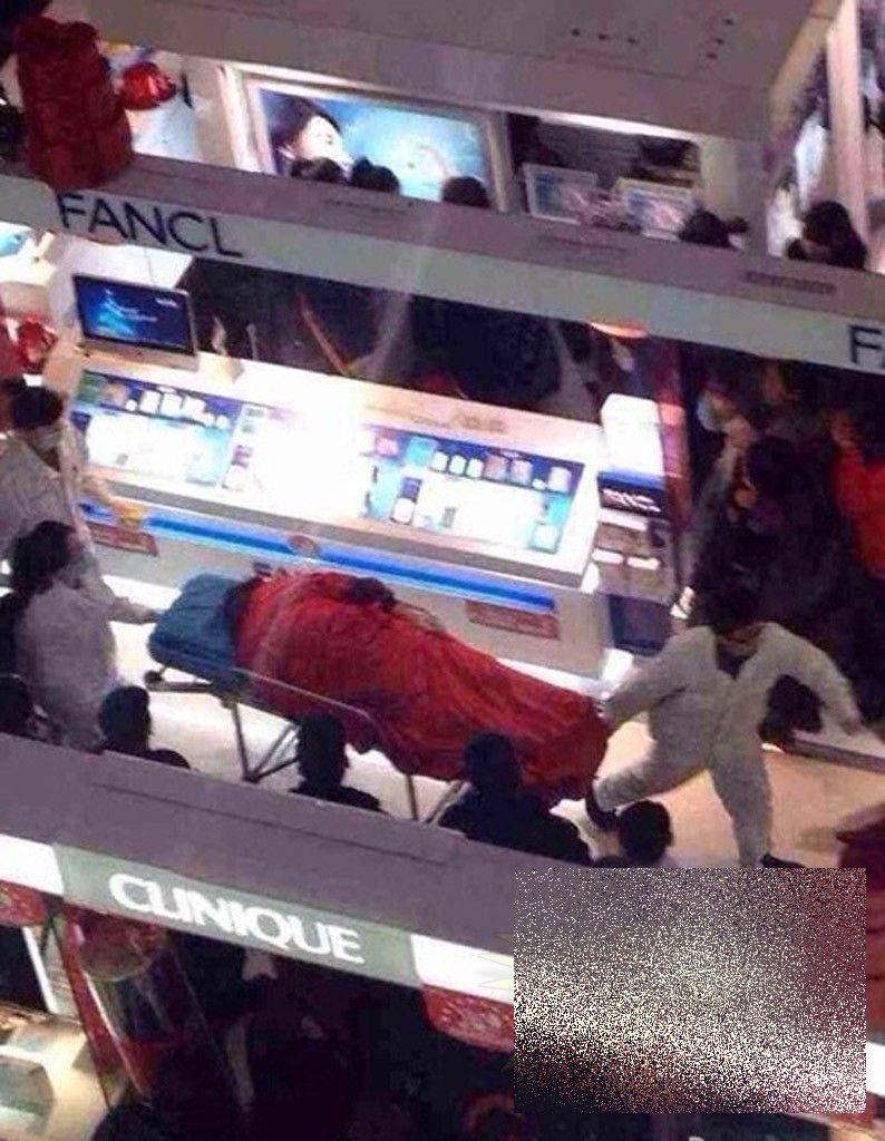 Gest ŞOCANT într-un mall din China. Sătul să mai stea după iubită, la cumpărături, un bărbat s-a aruncat de la etajul magazinului 238963