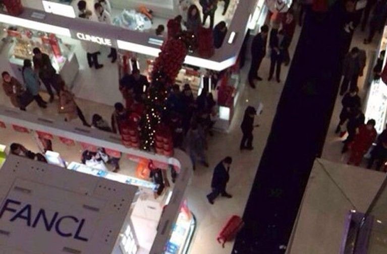 Gest ŞOCANT într-un mall din China. Sătul să mai stea după iubită, la cumpărături, un bărbat s-a aruncat de la etajul magazinului