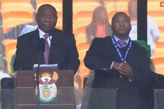 Interpretul în limbajul semnelor de la ceremonia dedicată lui Mandela, UN IMPOSTOR