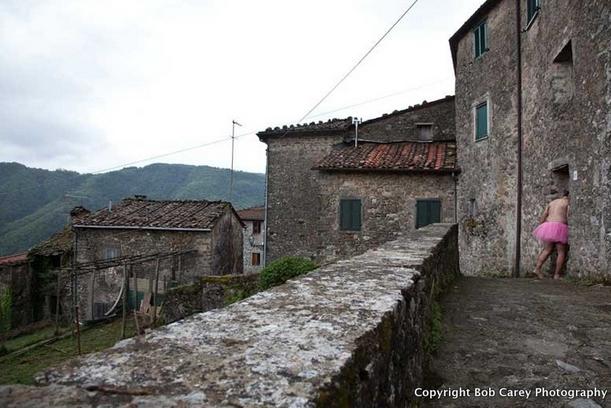 Povestea emoţionantă din spatele unei imagini de neînţeles. Ce face acest bărbat îmbrăcat în tutu, în mijlocul zăpezii 239033