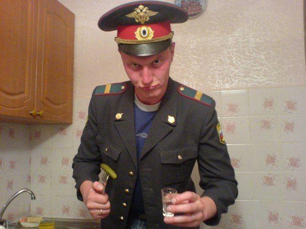 Cum a fost surprins acest poliţist, în timpul programului. Imaginea a fost publicată pe internet 239155