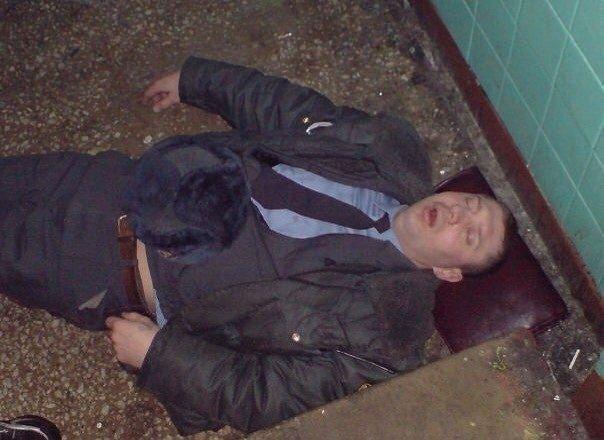 Cum a fost surprins acest poliţist, în timpul programului. Imaginea a fost publicată pe internet 239156