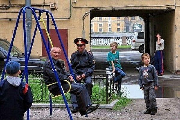 Cum a fost surprins acest poliţist, în timpul programului. Imaginea a fost publicată pe internet 239157