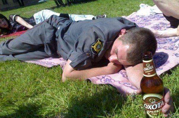 Cum a fost surprins acest poliţist, în timpul programului. Imaginea a fost publicată pe internet 239159