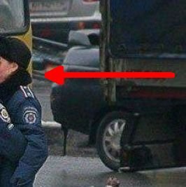 Cum a fost surprins acest poliţist, în timpul programului. Imaginea a fost publicată pe internet