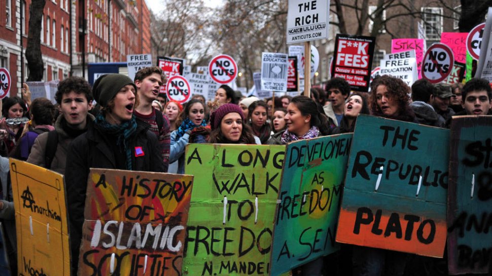 Incidente violente în inima Londrei. Peste o mie de studenţi au încercat să intre forţat în clădirea senatului de la Universitatea Londra