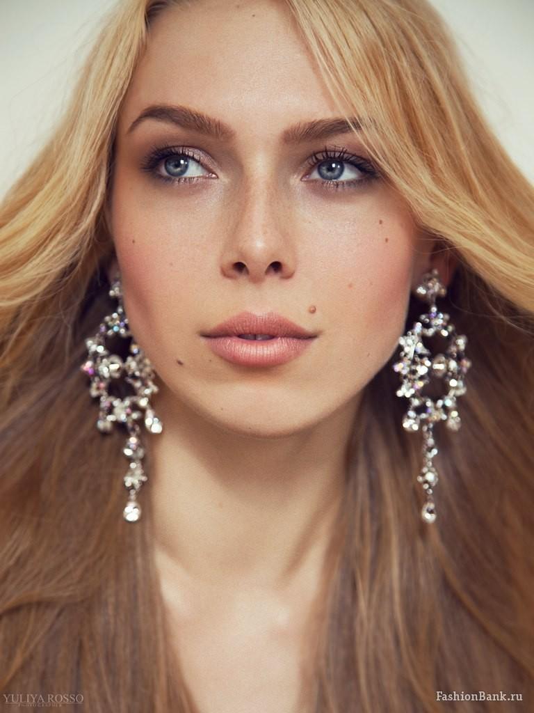 Are 20 de ani şi a fost votată de mii de oameni "cea mai frumoasă BLONDĂ din ţară". E pasionată de inginerie şi istorie 239326