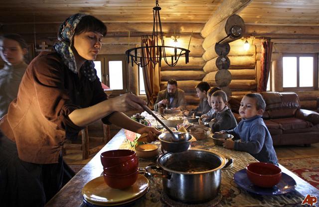 Cel mai BOGAT om al Rusiei a renunţat la TOT. Acum, el şi familia sa trăiesc ca în BIBLIE 239347