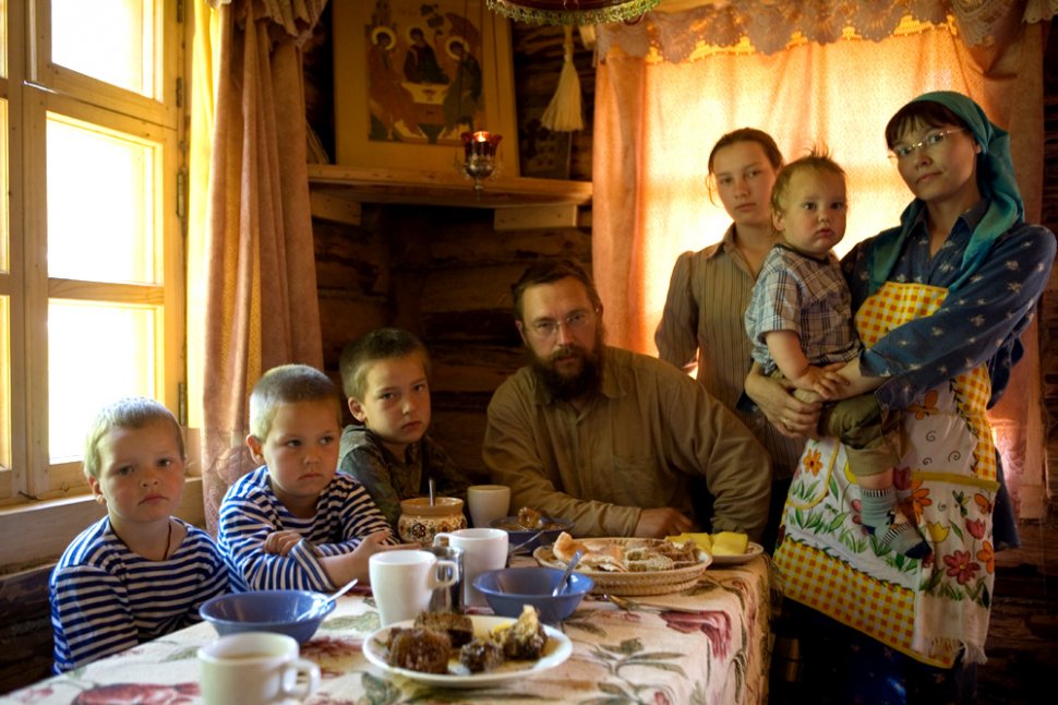 Cel mai BOGAT om al Rusiei a renunţat la TOT. Acum, el şi familia sa trăiesc ca în BIBLIE