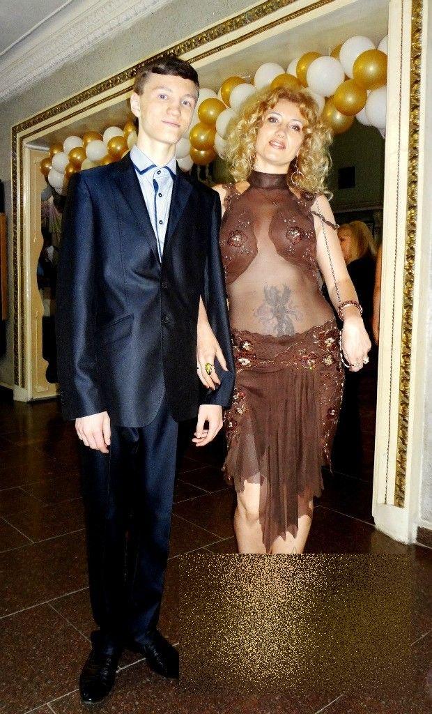 Era serbarea de sfârşit de an pentru elevi, dar toţi ochii s-au aţintit asupra acestei mămici. Cum arăta rochia frumoasei rusoaice 239307