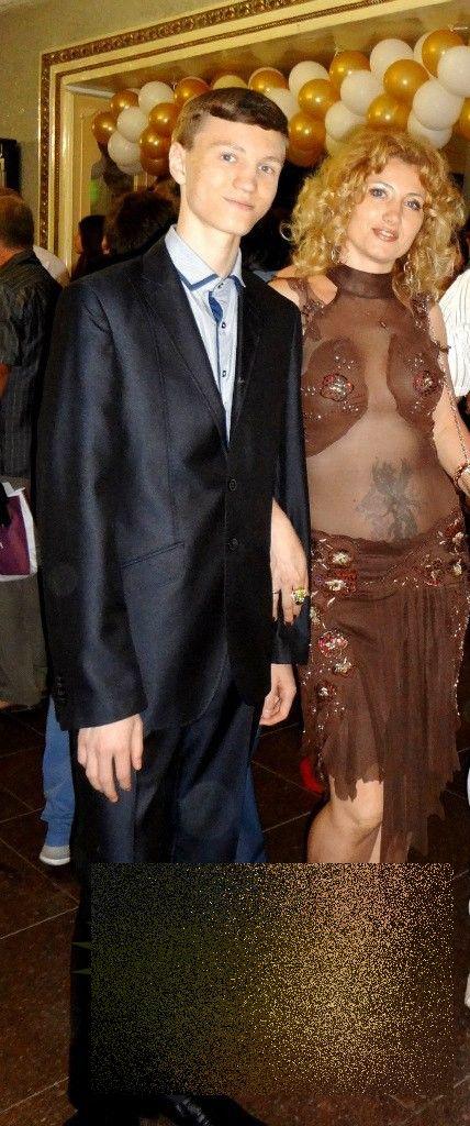 Era serbarea de sfârşit de an pentru elevi, dar toţi ochii s-au aţintit asupra acestei mămici. Cum arăta rochia frumoasei rusoaice 239308