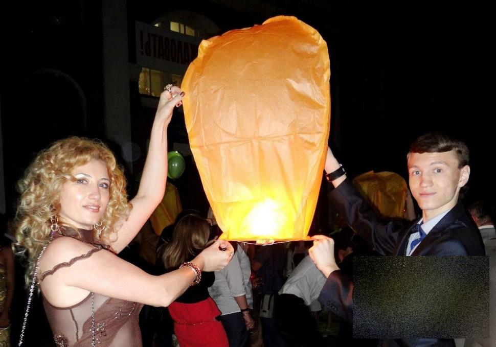 Era serbarea de sfârşit de an pentru elevi, dar toţi ochii s-au aţintit asupra acestei mămici. Cum arăta rochia frumoasei rusoaice 239309