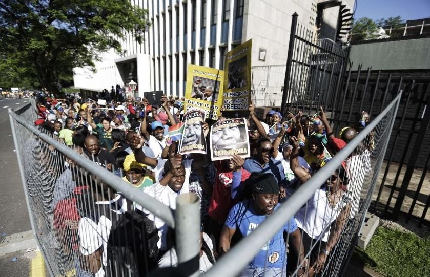 Sute de sud-africani forţează barierele instalate de poliţie, pentru a-l vedea pe Mandela
