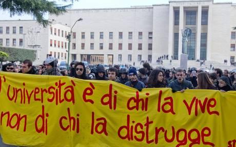 Toată Italia este un VULCAN de tensiuni sociale. Protestele violente de amploare au cuprins marile oraşe 239389