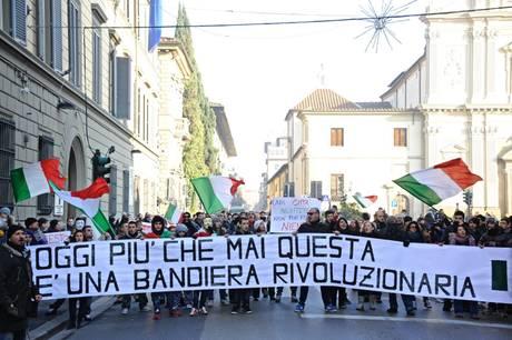 Toată Italia este un VULCAN de tensiuni sociale. Protestele violente de amploare au cuprins marile oraşe 239391