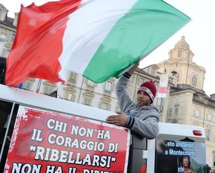 Toată Italia este un VULCAN de tensiuni sociale. Protestele violente de amploare au cuprins marile oraşe 239392