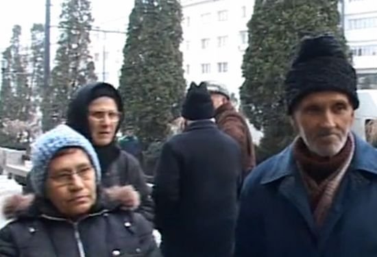 Zeci de pensionari din Vaslui s-au strâns în faţa CEC Bank, revoltaţi că nu şi-au primit pensiile