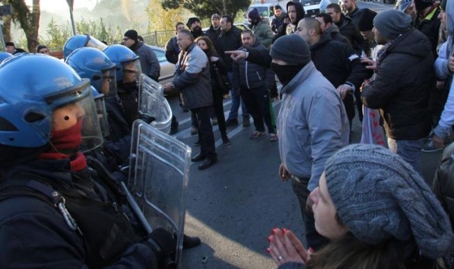 CONFRUNTĂRI VIOLENTE între manifestanţi şi jandarmi, în mai multe oraşe din Italia