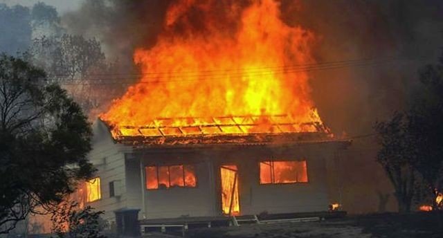 În pragul sărbătorilor, o familie din Maramureş a rămas fără casă din cauza unui incendiu