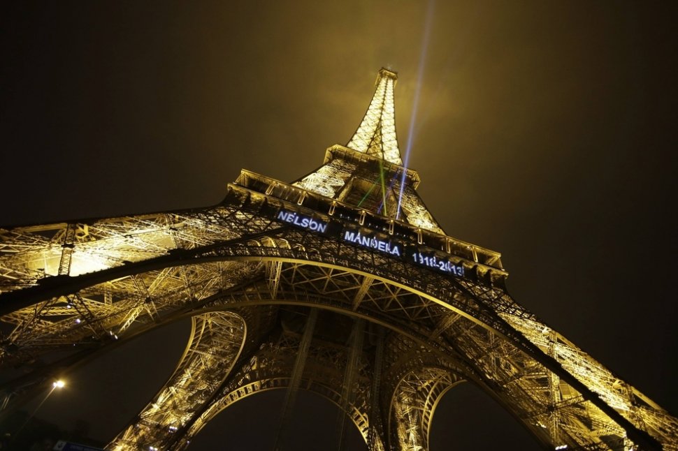 Luminile de pe Turnul Eiffel, aprinse în memoria lui Nelson Mandela