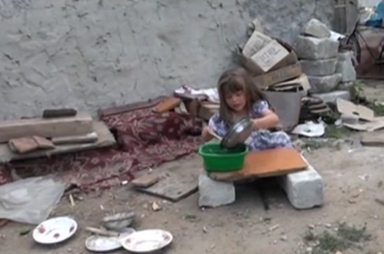 Un telespectator Antena 3 i-a dăruit o casă Mădălinei, fetiţa sărmană din Moara Vlăsiei