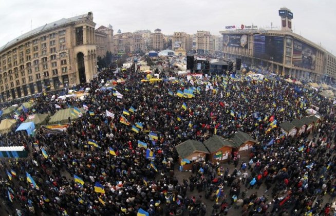 UPDATE: Aproximativ 200.000 de oameni PROTESTEAZĂ în Piaţa Independenţei din Kiev