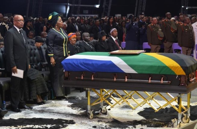 UPDATE: Nelson Mandela a fost înmormântat cu onoruri militare în satul său natal