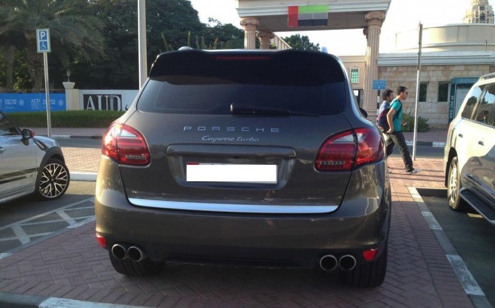 "Cu aceste maşini vin STUDENŢII la şcoală". Parcarea acestei Universităţi arată ca un salon auto 239679