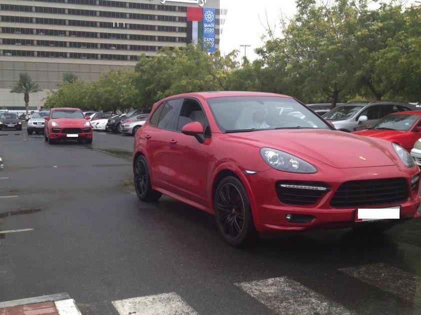 "Cu aceste maşini vin STUDENŢII la şcoală". Parcarea acestei Universităţi arată ca un salon auto 239682