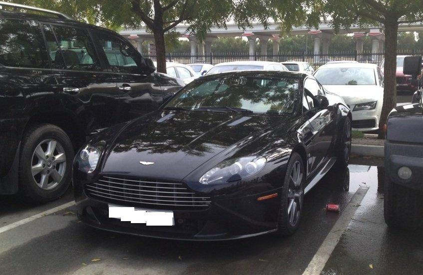 "Cu aceste maşini vin STUDENŢII la şcoală". Parcarea acestei Universităţi arată ca un salon auto 239686