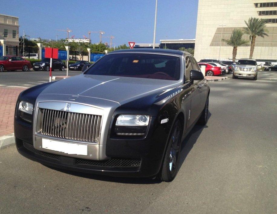 "Cu aceste maşini vin STUDENŢII la şcoală". Parcarea acestei Universităţi arată ca un salon auto 239687