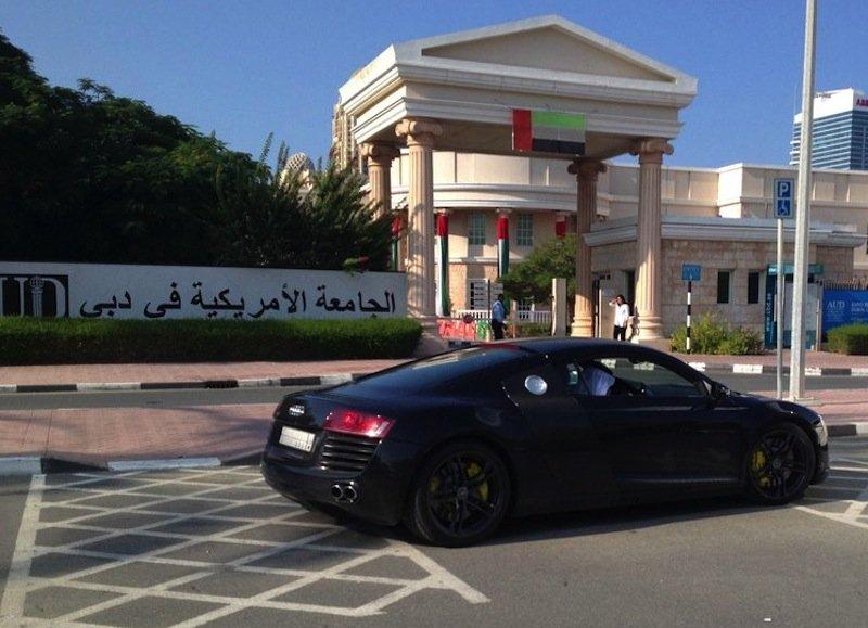 "Cu aceste maşini vin STUDENŢII la şcoală". Parcarea acestei Universităţi arată ca un salon auto 239688