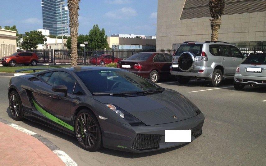 "Cu aceste maşini vin STUDENŢII la şcoală". Parcarea acestei Universităţi arată ca un salon auto 239691