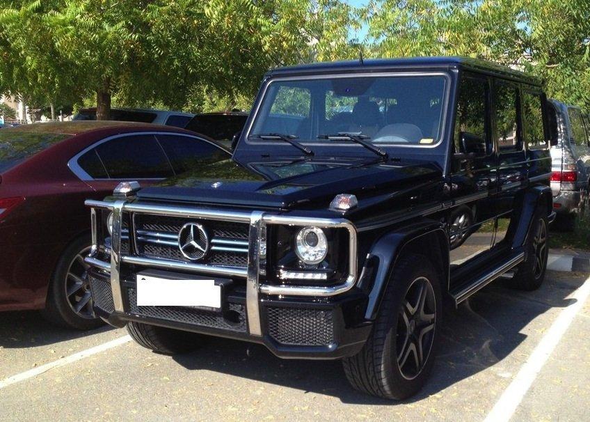 "Cu aceste maşini vin STUDENŢII la şcoală". Parcarea acestei Universităţi arată ca un salon auto 239692