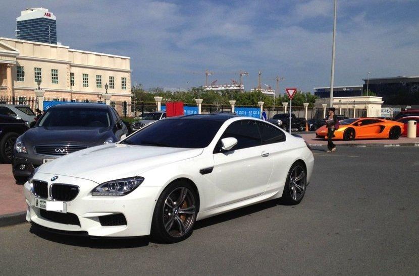 "Cu aceste maşini vin STUDENŢII la şcoală". Parcarea acestei Universităţi arată ca un salon auto 239693