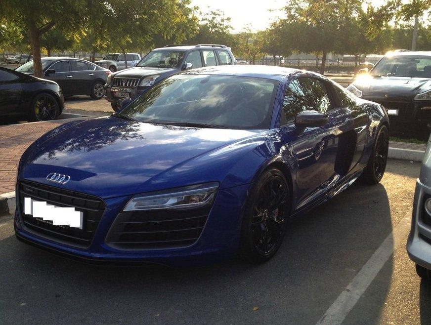 "Cu aceste maşini vin STUDENŢII la şcoală". Parcarea acestei Universităţi arată ca un salon auto 239694