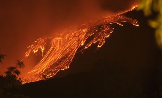 Etna a erupt din nou. &quot;Monstrul&quot; din Italia a închis două aeroporturi