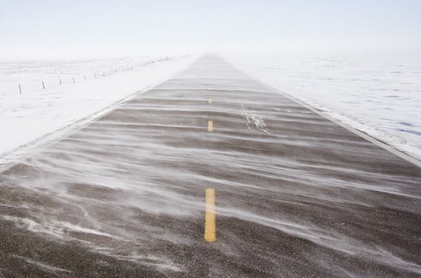 Furtună de zăpadă în estul Canadei. Drumuri BLOCATE şi sute de zboruri ANULATE