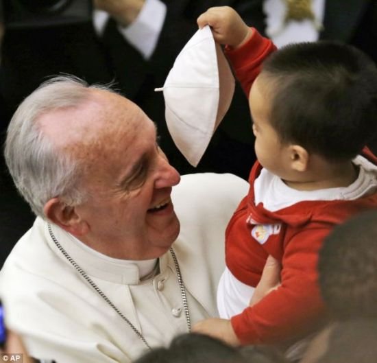 Papa Francisc a rămas fără pălărie
