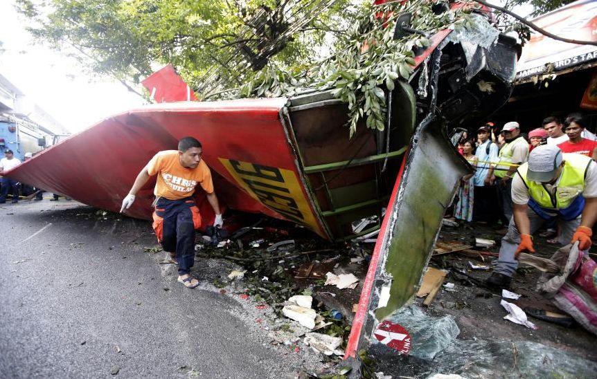 Tragedie în Filipine: Cel puţin 17 MORŢI după ce un autobuz s-a prăbuşit de pe o autostradă suspendată 239666